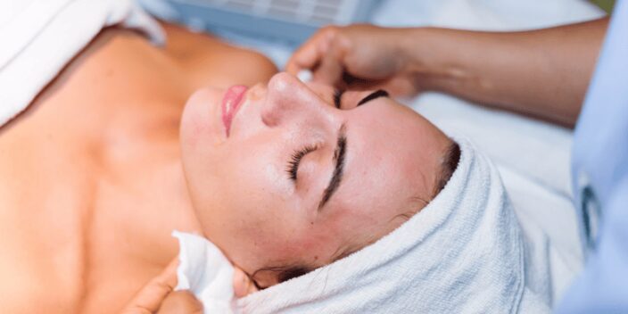 Qué es un peeling químico facial y qué resultados logra
